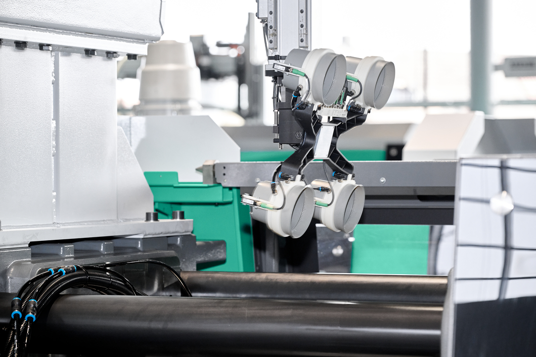ARBURG's electric Allrounder 720 A produces four plant pots of consistently high injection molding quality in a cycle time of just 4.8 seconds. (Image: ARBURG)