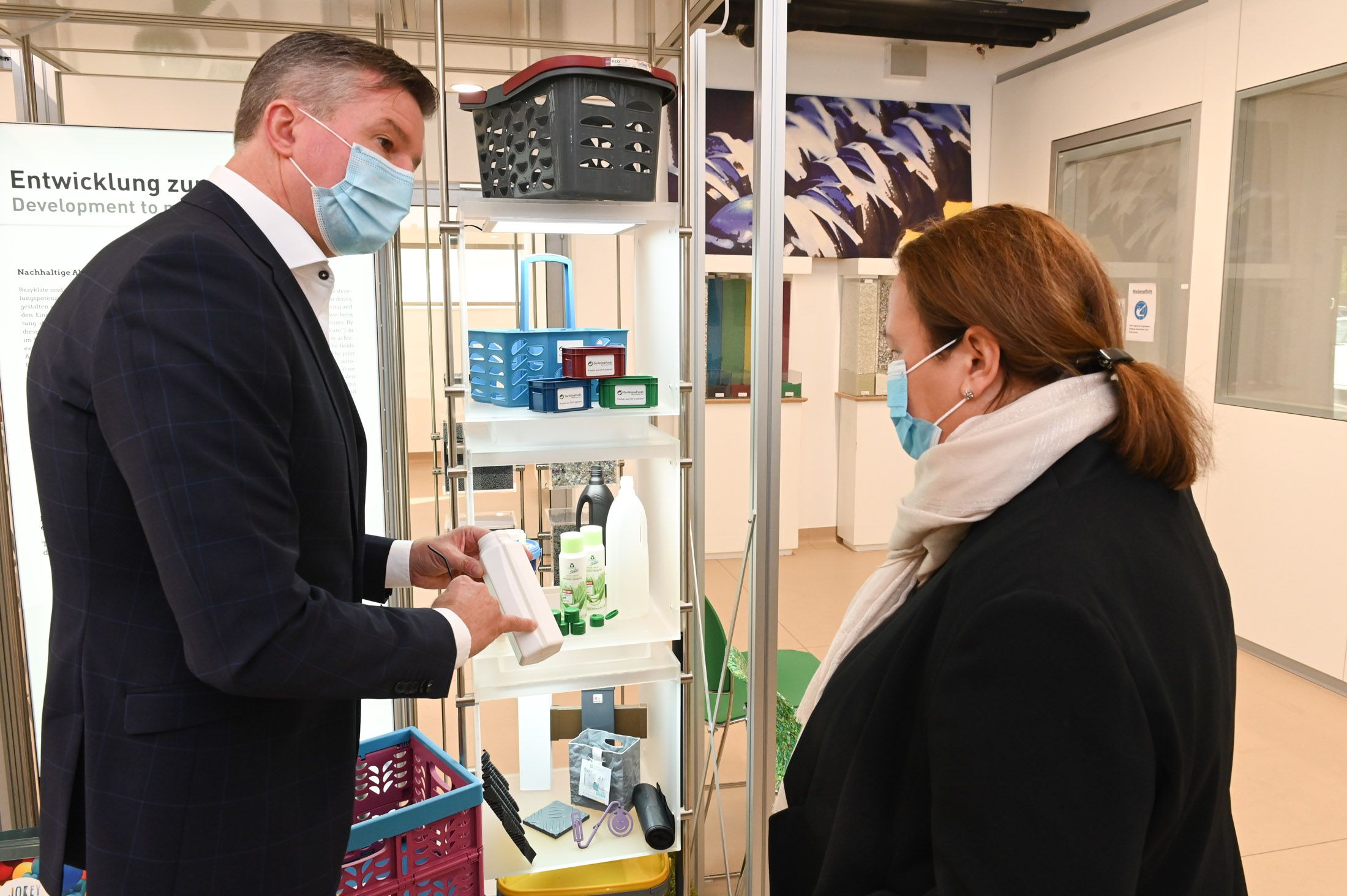 Gemeinsam besuchten Ministerin Ursula Heinen-Esser und Michael Wiener auch das Technikum des Grünen Punkts, in dem das Unternehmen neue Produkte aus Recyclingkunststoff entwickelt.