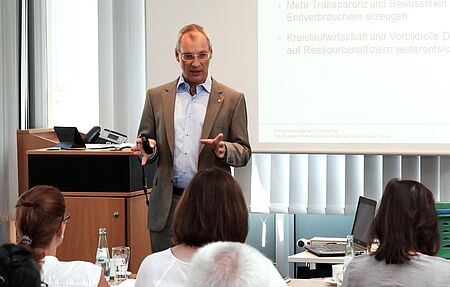 Georg Schmidt führt die Prüfer-Seminare des Grünen Punkts durch (Bild: Der Grüne Punkt).