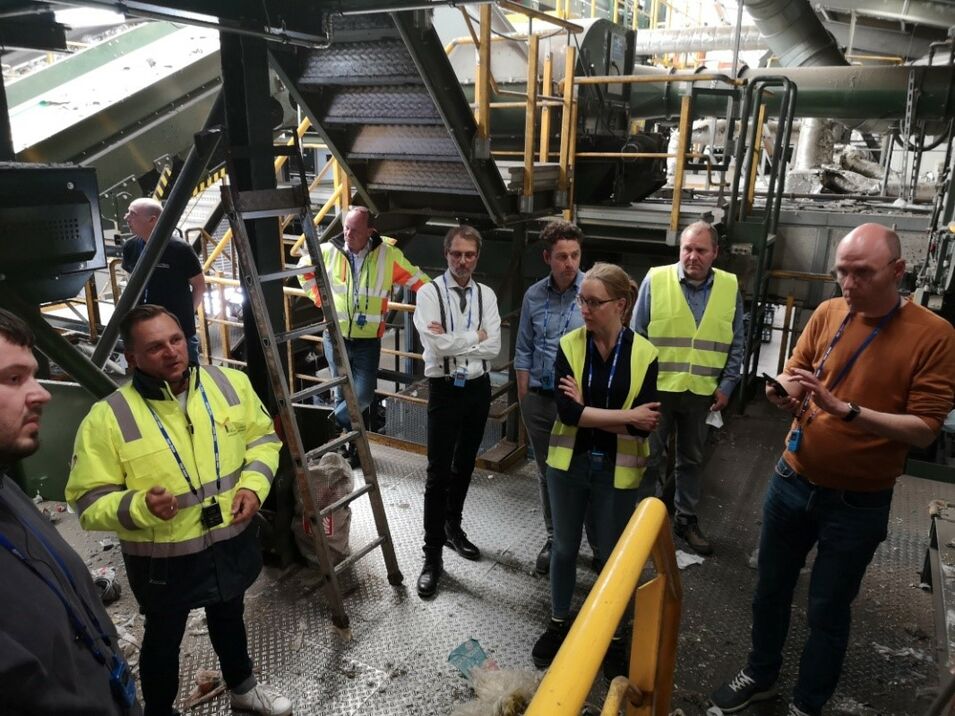 Foto: GAR-Niederlassungsleiter Jens Blume im Gespräch mit den Mitgliedern des Arbeitskreises Nachhaltige Verpackungen vom Kaffeeverband.